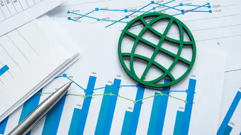 Gráficos de barras com números e um globo verde no centro, demonstrando melhorias com a adoção de medidas sustentáveis.
